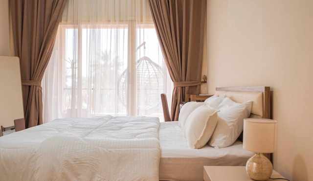 Golfside Serenity: Stylish 1 BHK by FREE Holiday Homes