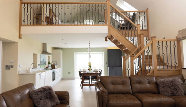 GOLYGFA CWRT, family friendly, with hot tub in Bow Street, Wales