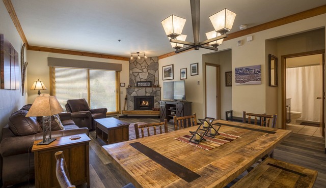 Gondola base -TOP FLOOR -2 bed/2 bath. Perfect ski area base location 🎿