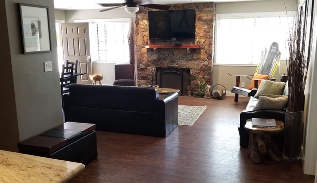 Gondola Lodge Main House Downstairs 3br+full kitchen+game room, spa, Pool Table