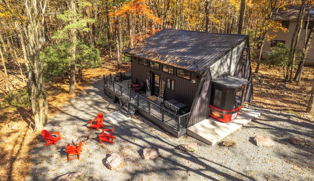 Gondola34 - Poconos most unique tiny cabin! 2 minutes to JFBB Ski & dinning!