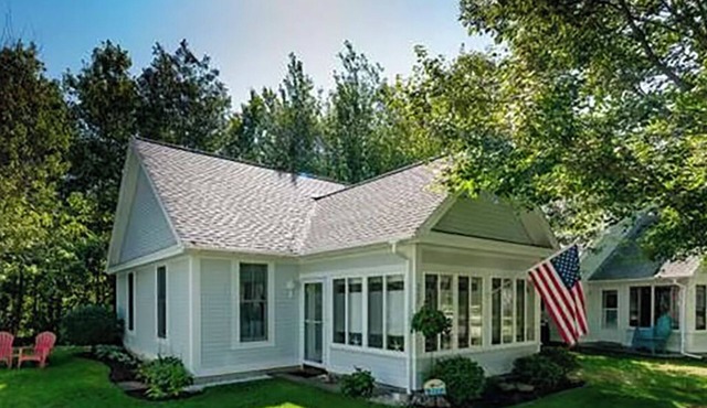 "Gone Coastal" Cozy 2-bedroom cottage in Summer Village