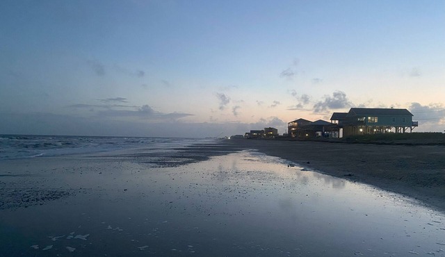 Gone Fishin’ | Bright Beachfront Retreat on the Gulf – Sleeps 8