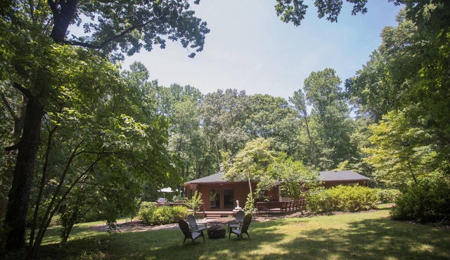 Goochland Getaway, cedar hexagon cabin in woods
