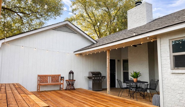 Good Bull Getaway: 3 Br + Backyard Deck