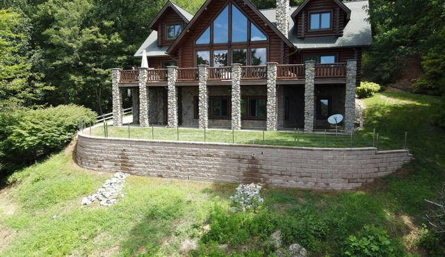 Good Day Sunshine - 4BR South of Blowing Rock with amazing views, ample privacy, and a hot tub