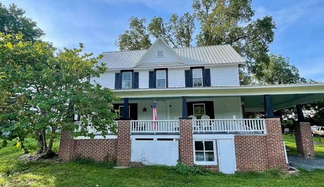 Good Ol' Country Farmhouse