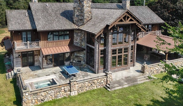 Good Times: Exquisite Lakefront Estate!