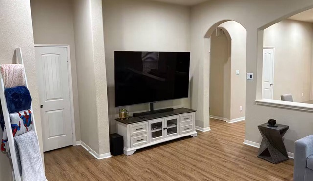 Good Times Getaway! Perfect 4-bedroom house in charming Manvel.
