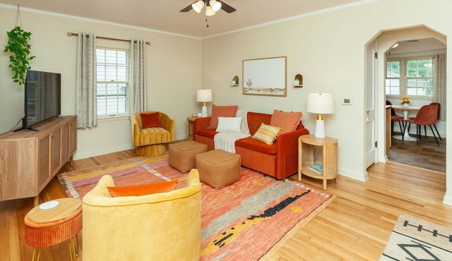Good Vibes 2 Bed Home Centrally Located on Quiet St.