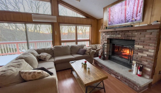 Good Vibes Chalet With Private Hot Tub & Sauna in Saw Creek Private Community