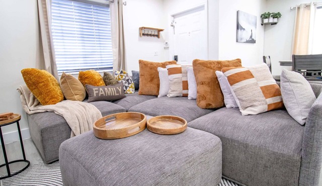 Good Vibes Oasis - Cozy Townhome With Parking