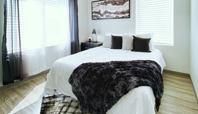 Good Vibes Suite in East! 4 bd! 8 min ->DT!