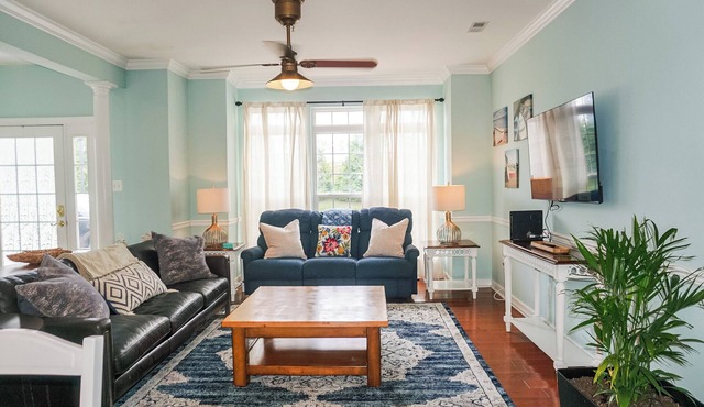 GOOD VIBES VILLA – 4BR, 2.5BA – Sleeps 12 – Community Pool – *Dog Friendly*