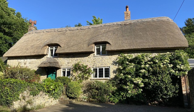 GOODALLS, pet friendly, character holiday cottage in Niton