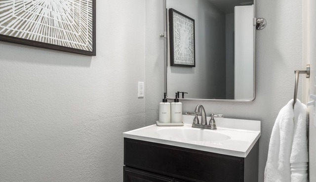 GOODE.HOMES | Luxury Modern Home w/Jacuzzi