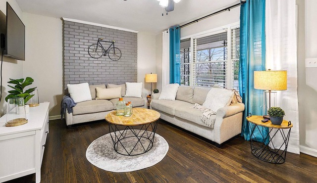 "GoodKarma Rentals"-Monticello Manor. Smyrna Mableton Renovated! Cozy! Clean! md