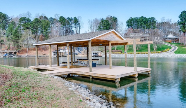 Goodview Lake House w/Boat Dock, Kayaks & Views!