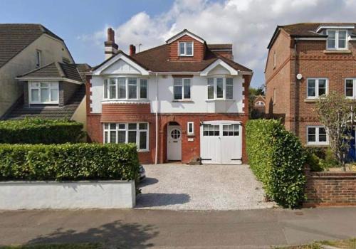 Goodwood FOS 5 Minutes Chichester Sleeps 8