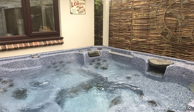 Goodwood House With Indoor Pool and Hot Tub