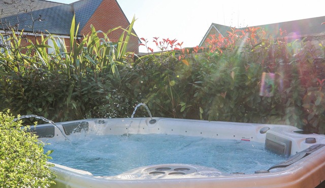 GOODWOOD RETREAT, pet friendly, country holiday cottage in Chichester