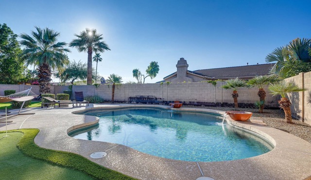 Goodyear Group Getaway w/Pool & Putting Green