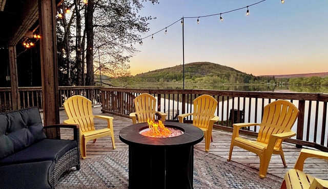 Goodyear Lake waterfront home sleeps 13. Near Dreams Park, Cooperstown.
