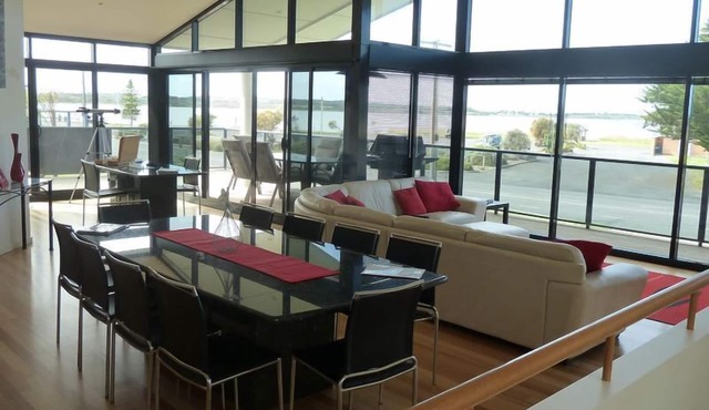 GoolwaGettaway Luxury Home by river- sleeps 14 in 10 beds