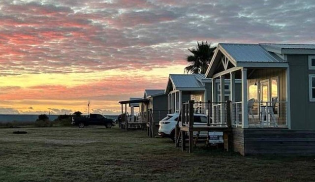 Goose Island Flats - The Ibis 1 BR 1 BA