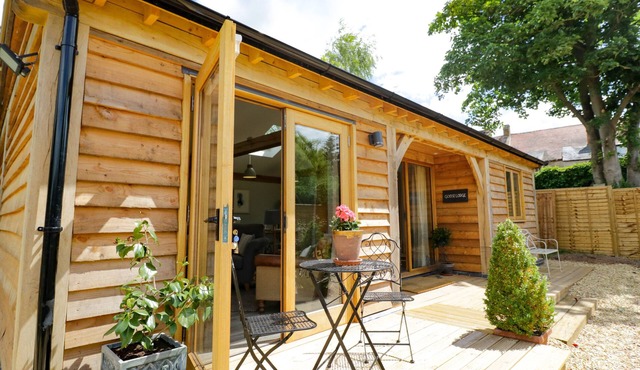 GOOSE LODGE, pet friendly, luxury holiday cottage in Halford