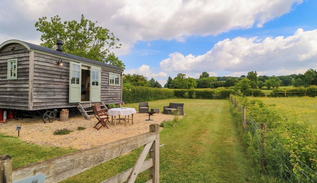 GOOSE WHISTLE HUT, pet friendly, with open fire in Foxham