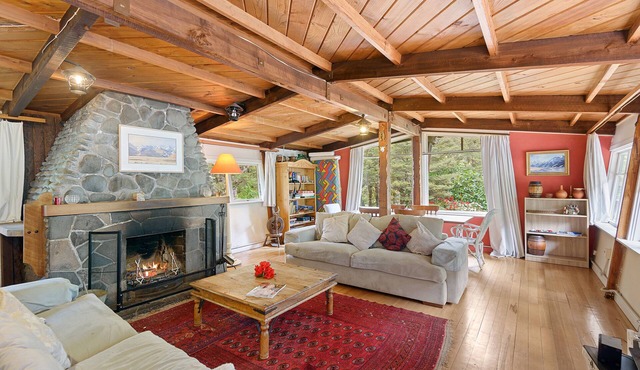 Gorgeous family-sized rustic Holiday Chalet in Arthurs Pass. Tranquil setting!