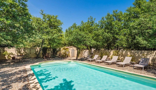 GORDES Private house and heated swimming pool on enclosed land planted with trees