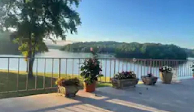 Gordon's Grandview Lakehouse beautiful year round in every season.