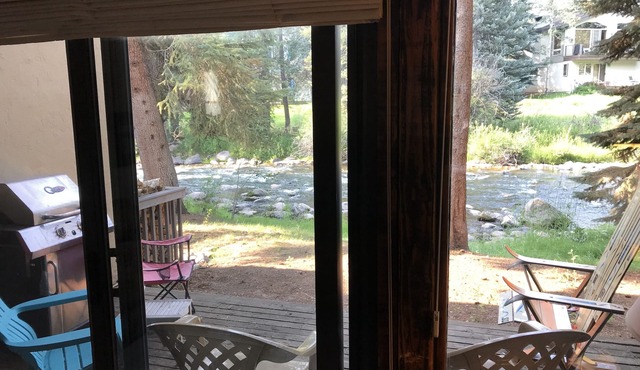 Gore Creek just off the back deck, Free Bus, Wi-Fi, Hot Tub, Summer Pool