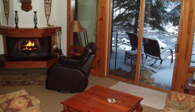 Gore Creek just off the back deck, Free Bus, Wi-Fi, Hot Tub, Summer Pool