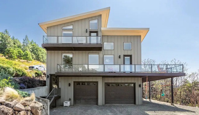 GORGE-ous Hidden Riverview Escape