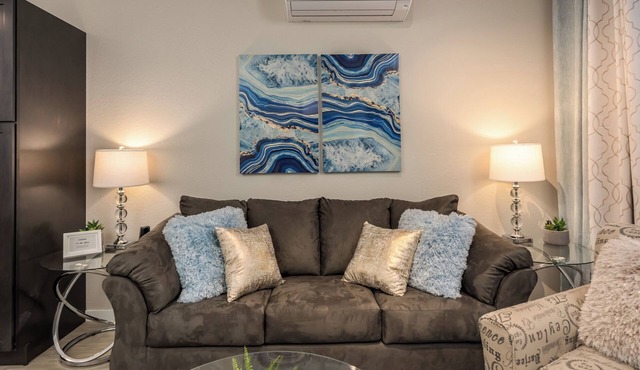 Gorgeous 1-Bed Apartment-Walk to Uptown! Lightning Fast WiFi@In-Unit W/D@Keurig