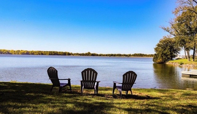 Gorgeous 1-bedroom guest apartment with boat dock only 20 minutes to Nashville!