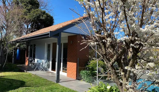 gorgeous 1 bedroom in beautiful cottage in verdant garden setting