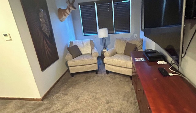 Gorgeous 1-Bedroom Guest Suite on Charming Lake Property