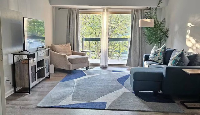 Gorgeous 1-Bedroom + Den 2nd Floor Condo in Gaithersburg