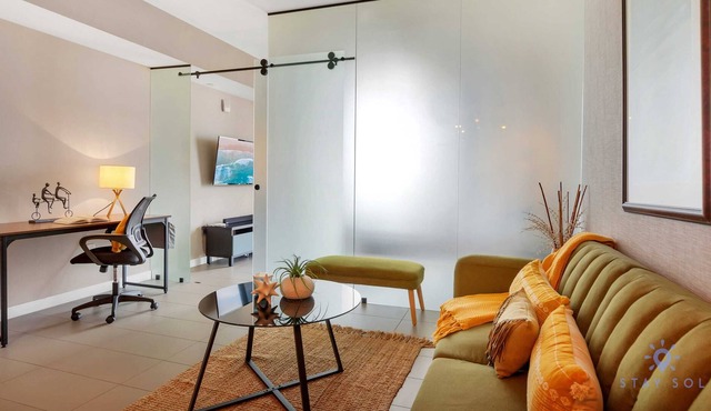 Gorgeous 1 Bedroom w/ King Size Bed | FREE PARKING