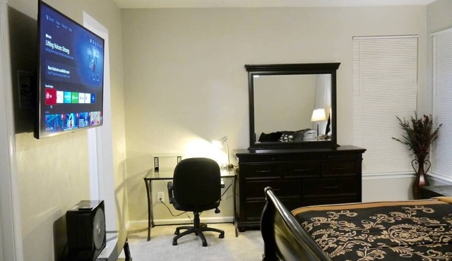 GORGEOUS 1 BEDROOM WITH FREE WIFI & STREET PARKING