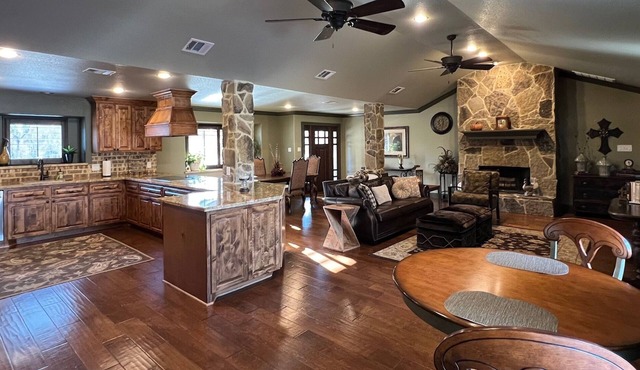 GORGEOUS 1-BR, 1-BATH RANCH HOUSE Near Downtown Houston with AMAZING POOL &PATIO