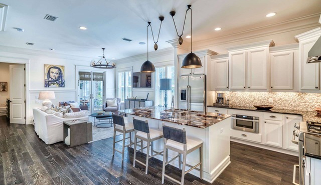 Gorgeous! 1 Minute to Beach and Community Pool, with Golf Cart, Outdoor Fireplac