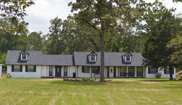 Gorgeous 10 Acre Farmhouse + Lake Conroe Area + Private Pond