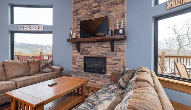 Gorgeous 10 Bedroom Lakefront Lodge