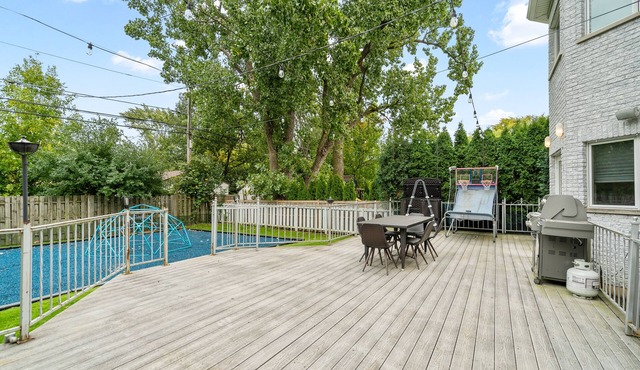 Gorgeous 15BD & 5.5BR House w/Ninja Gym - Skokie!