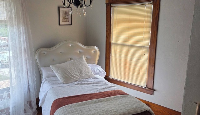 Gorgeous 1908 Estate on 1 acre of land. 6 blocks from Grinnell College.